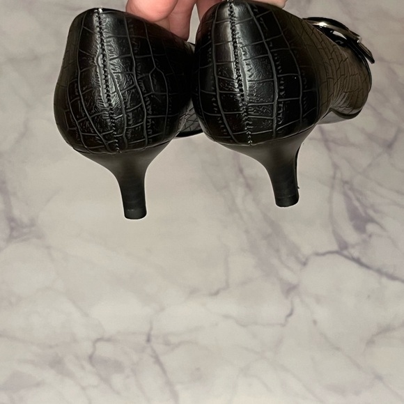 Easy Street | Black Kitten Heel Leather Closed Toed Shoes Sz 6.5 - Picture 4 of 5